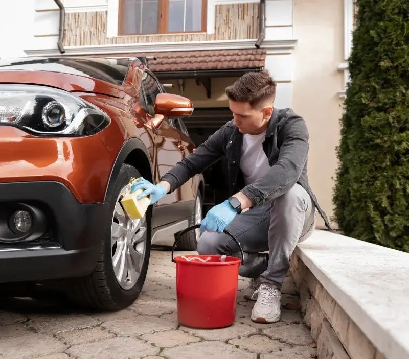 Lavage auto à domicile Valras-Plage : professionnel intervenant sur un véhicule